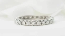 Alliance américaine en or blanc et diamants