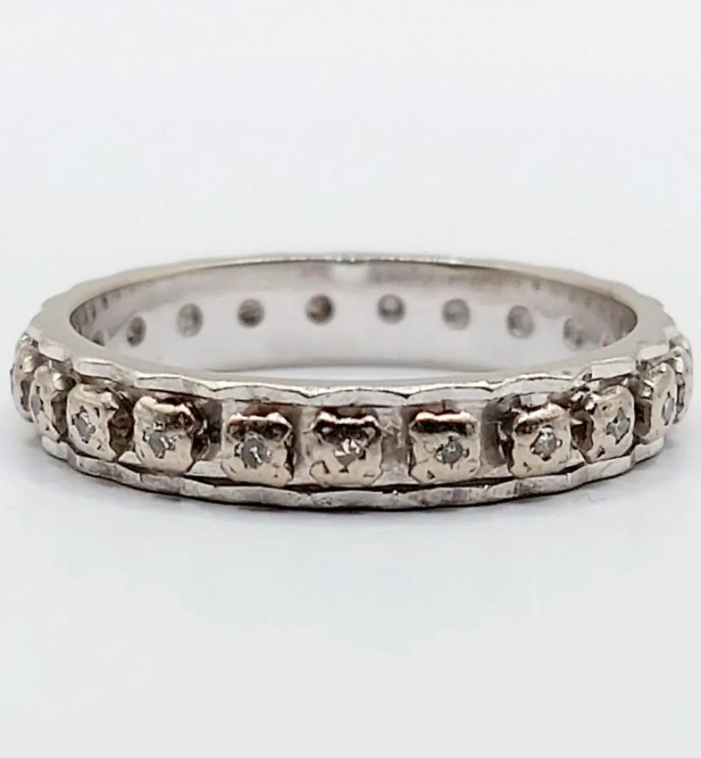 Alliance américaine or blanc 18k ornée de petits diamants taillés en brillants (circa 1960)
