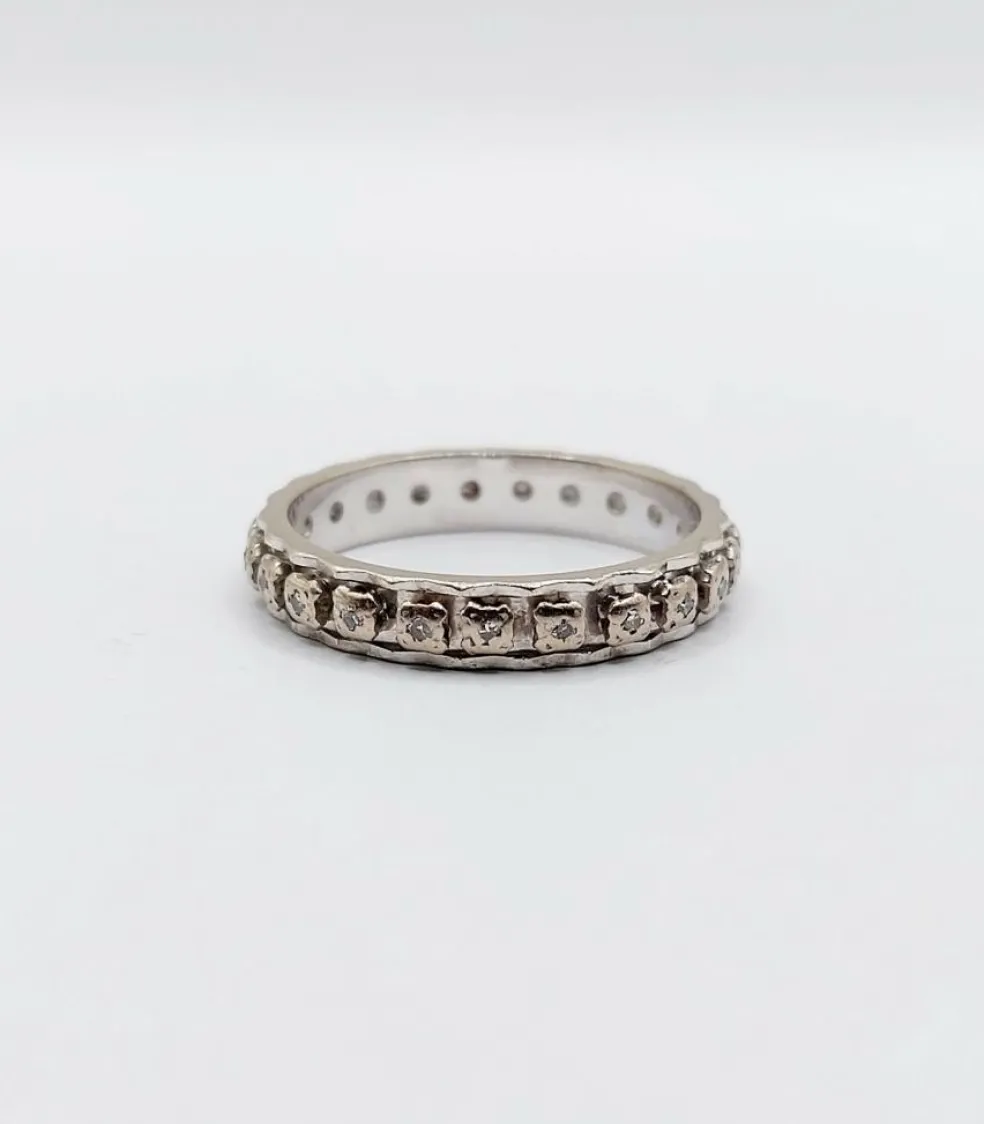 Alliance américaine or blanc 18k ornée de petits diamants taillés en brillants (circa 1960)