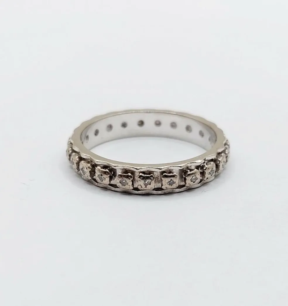 Alliance américaine or blanc 18k ornée de petits diamants taillés en brillants (circa 1960)