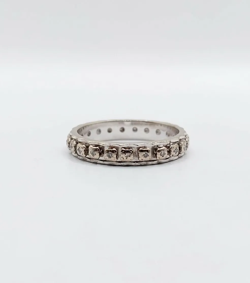 Alliance américaine or blanc 18k ornée de petits diamants taillés en brillants (circa 1960)