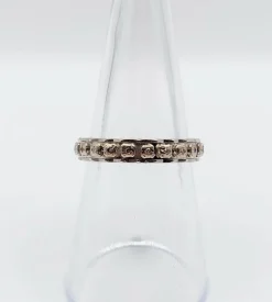 Alliance américaine or blanc 18k ornée de petits diamants taillés en brillants (circa 1960)