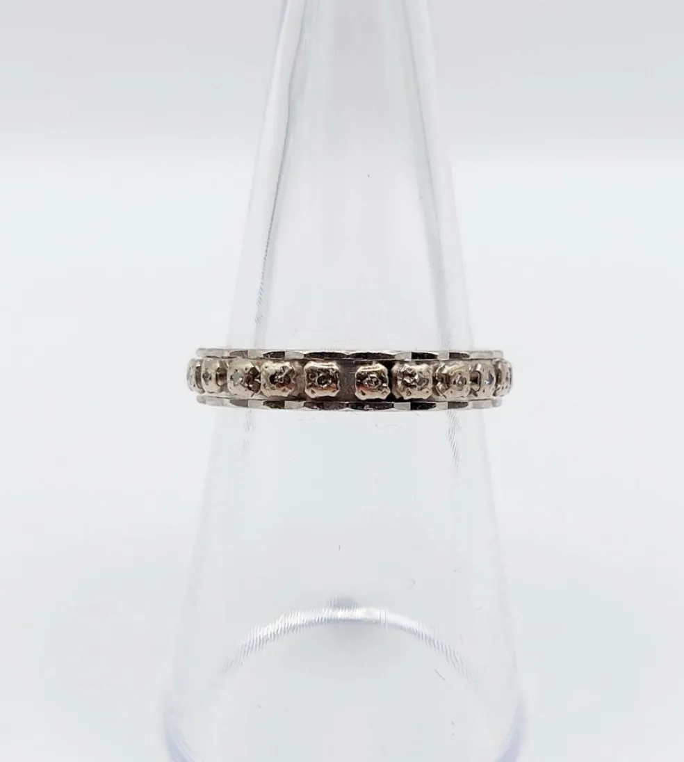 Alliance américaine or blanc 18k ornée de petits diamants taillés en brillants (circa 1960)