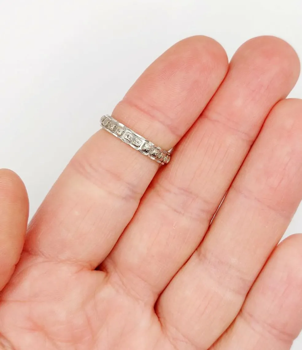Alliance américaine or blanc 18k ornée de petits diamants taillés en brillants (circa 1960)