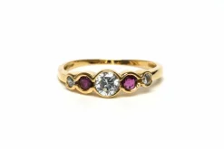 Alliance demi-américaine contemporaine en or jaune 18 carats sertie de rubis et de diamants