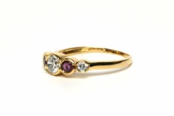 Alliance demi-américaine contemporaine en or jaune 18 carats sertie de rubis et de diamants