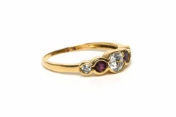 Alliance demi-américaine contemporaine en or jaune 18 carats sertie de rubis et de diamants