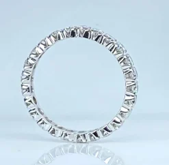 Alliance en or blanc 18 carats ornée de 25 diamants 2,40 carat environ