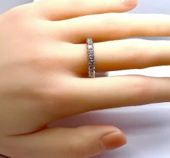 Alliance en or blanc 18 carats ornée de 25 diamants 2,40 carat environ