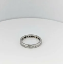 Alliance en or blanc et diamants