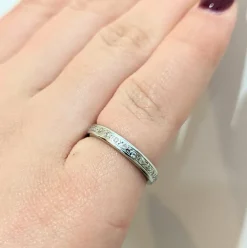 Alliance en or blanc et diamants