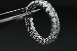 Alliance en or blanc et diamants 3 330 cts