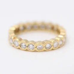 Alliance en or jaune et diamants