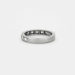 Alliance or gris ornée de diamants