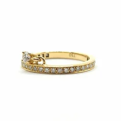 Alliance or jaune 18 carats sertie de diamants naturels