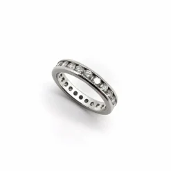 Alliance éternité en platine sertie de diamants