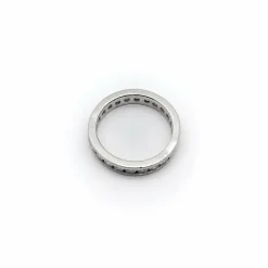 Alliance éternité en platine sertie de diamants