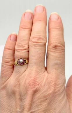 Ancienne bague fleur or jaune sertie de rubis et perle