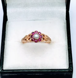 Ancienne bague fleur or jaune sertie de rubis et perle