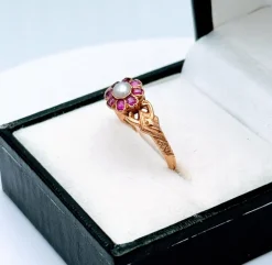 Ancienne bague fleur or jaune sertie de rubis et perle