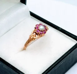 Ancienne bague fleur or jaune sertie de rubis et perle