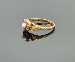 Ancienne bague fleur or jaune sertie de rubis et perle