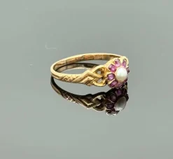 Ancienne bague fleur or jaune sertie de rubis et perle