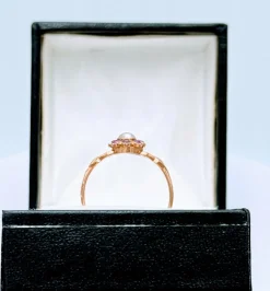 Ancienne bague fleur or jaune sertie de rubis et perle