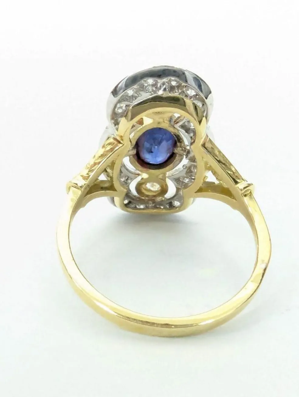Anello in oro giallo e bianco con zaffiro e diamanti