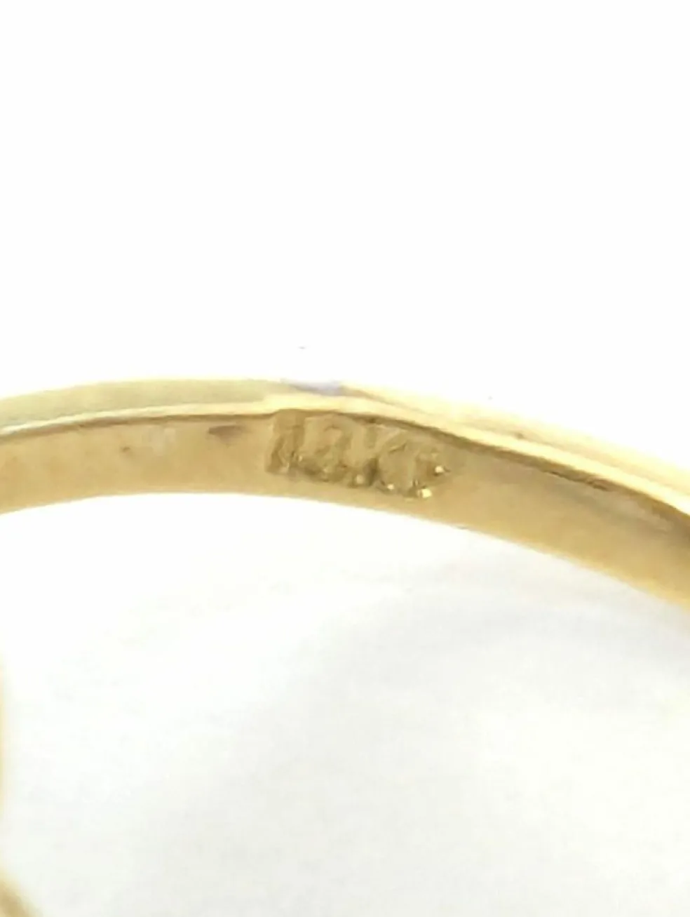 Anello in oro giallo e bianco con zaffiro e diamanti