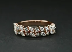Anneau de mariage en or rose serti de diamants