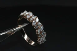 Anneau de mariage en or rose serti de diamants
