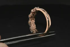 Anneau de mariage en or rose serti de diamants