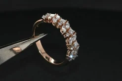 Anneau de mariage en or rose serti de diamants
