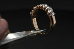 Anneau de mariage en or rose serti de diamants