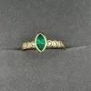 Anneau d'or avec marquise émeraude et diamants