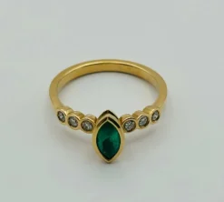 Anneau d'or avec marquise émeraude et diamants