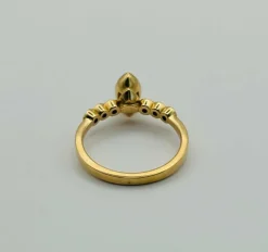 Anneau d'or avec marquise émeraude et diamants
