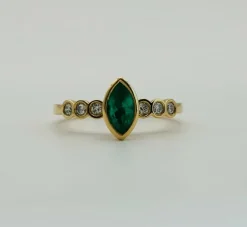 Anneau d'or avec marquise émeraude et diamants
