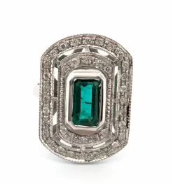 Anneau en or blanc avec émeraude et diamants centraux