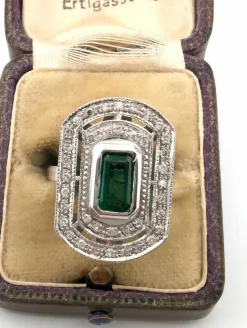 Anneau en or blanc avec émeraude et diamants centraux