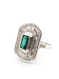 Anneau en or blanc avec émeraude et diamants centraux