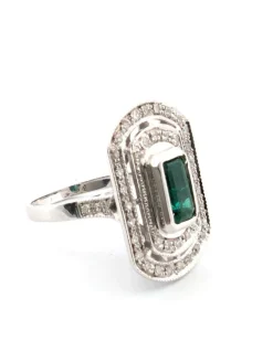 Anneau en or blanc avec émeraude et diamants centraux