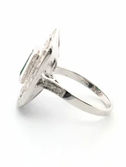 Anneau en or blanc avec émeraude et diamants centraux