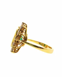 Anneau en or jaune avec émeraude et diamants