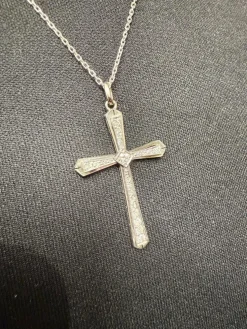 Art déco - Pendentif croix or blanc et diamants