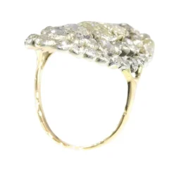 Artisanat victorien : une bague en or et diamants d'allure royale