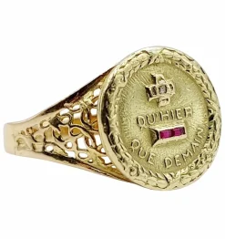 AUGIS - Bague médaille amour or jaune couronne de lauriers ornée de rubis et de diamant (circa 1958)