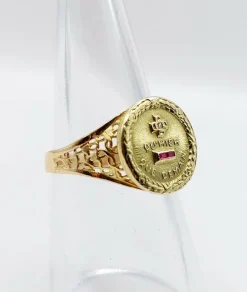 AUGIS - Bague médaille amour or jaune couronne de lauriers ornée de rubis et de diamant (circa 1958)