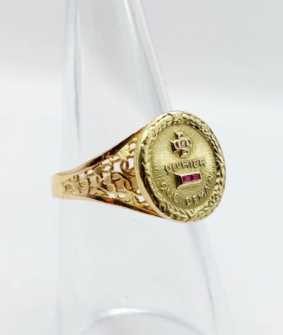 AUGIS - Bague médaille amour or jaune couronne de lauriers ornée de rubis et de diamant (circa 1958)